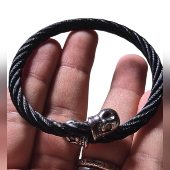 Black and Silver Skull Bracelet - Picture 4 of 6